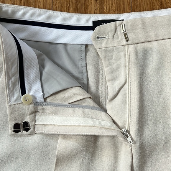 Gorgeous Theory Pleated Shorts NWOT - Picture 4 of 8